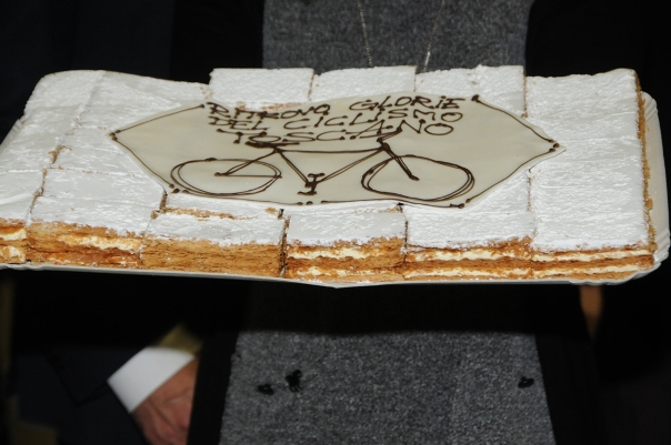 La torta del 28^ Convegno delle Glorie del Ciclismo Toscano (Foto Luca Venturi)